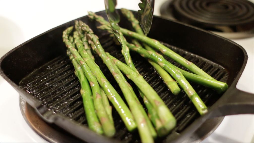  Asperges cuites sur une poêle en fonte.