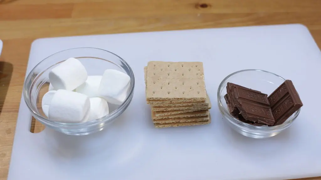 glazen kommen met marshmallows, graham crackers en Hershey 's melkchocolade