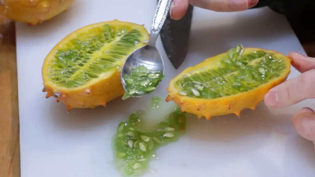  Skje med kiwano melon kjøtt i den.